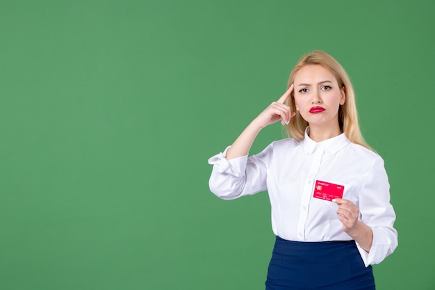 portrait de jeune femme posant avec carte de crédit mur vert enseignant argent école affaires banques