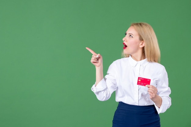 portrait, de, jeune femme, poser, à, carte crédit, mur vert, professeur, banque, école, affaires