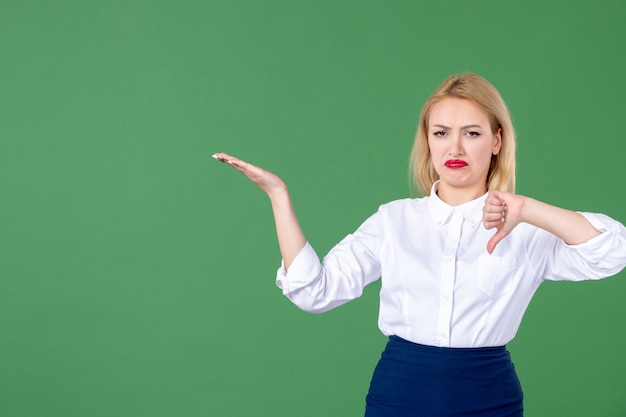 portrait, de, jeune femme, poser, dans, mur vert, étudiant collège, écoles, livre professeur