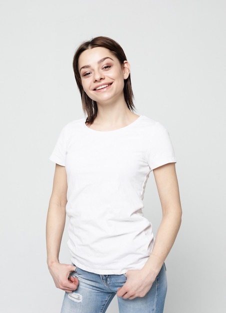 Portrait de jeune femme positive avec une expression joyeuse vêtue de vêtements décontractés