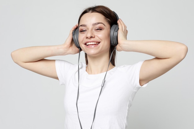 Portrait de jeune femme positive avec une expression joyeuse