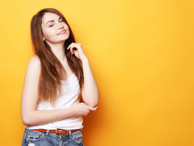 Portrait de jeune femme positive avec une expression joyeuse