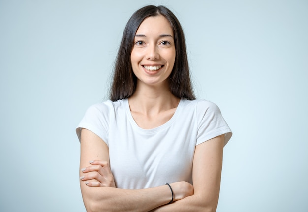 Portrait de jeune femme positive.