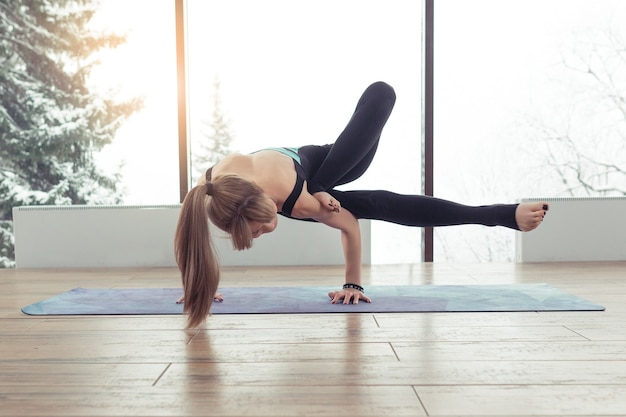 Portrait de jeune femme pratiquant le yoga à l'intérieur