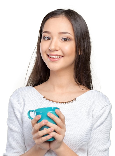 Portrait de jeune femme prenant un café