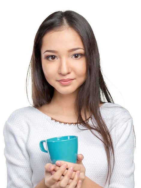 Portrait de jeune femme prenant un café