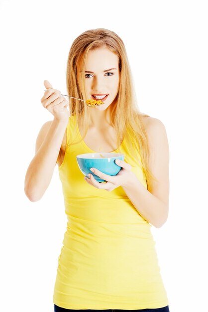 Photo portrait d'une jeune femme prenant son petit déjeuner sur un fond blanc