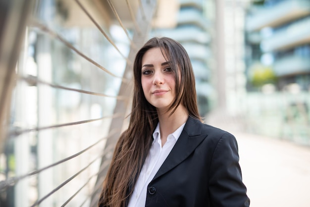 Portrait d'une jeune femme près d'un pont