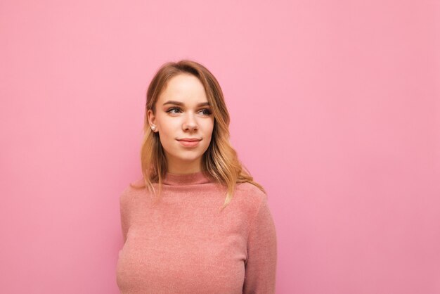 portrait jeune femme avec pull rose