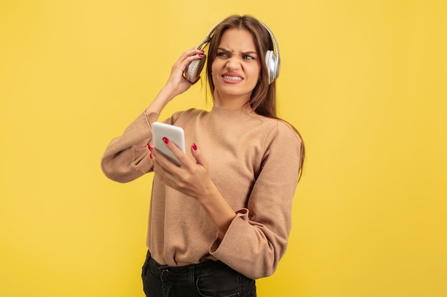 Portrait de jeune femme de race blanche avec des émotions vives isolées sur jaune