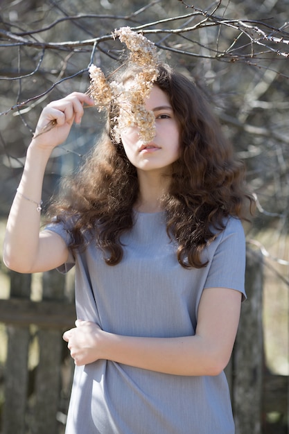 Portrait d&#39;une jeune femme de race blanche.