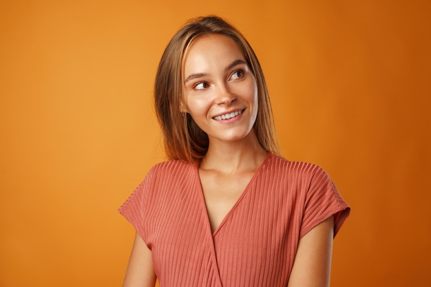 Portrait d'une jeune femme réfléchie pensive