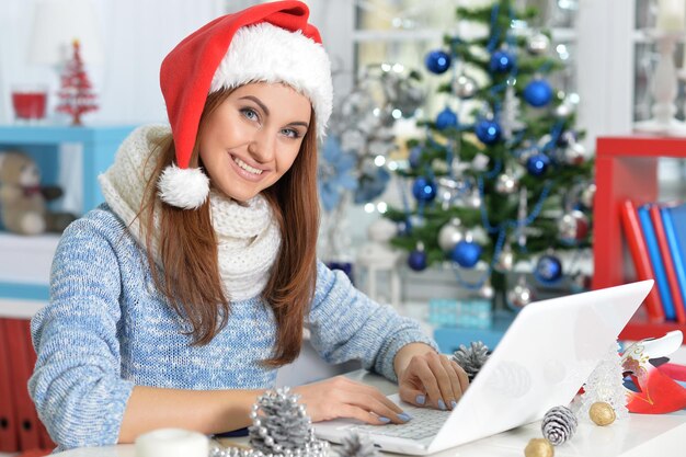 Portrait de jeune femme réfléchie se préparant pour Noël