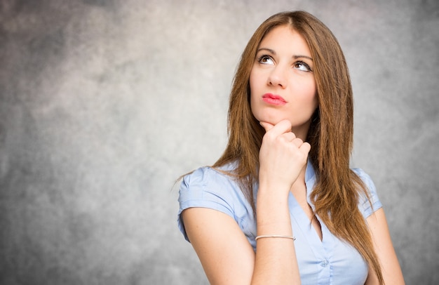 Portrait d&#39;une jeune femme réfléchie