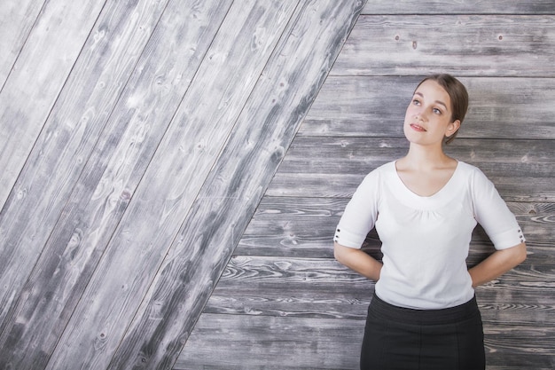 Portrait de jeune femme réfléchie