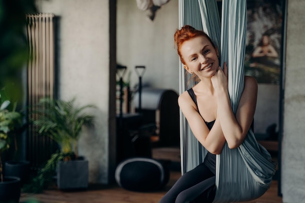 Photo portrait d'une jeune femme regardant la caméra