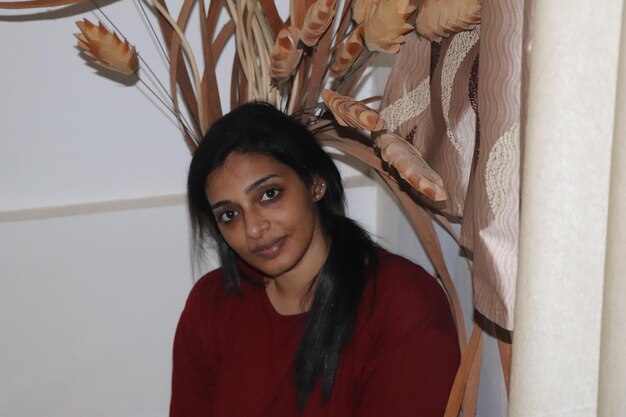 Photo portrait d'une jeune femme regardant la caméra