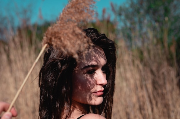 Photo portrait d'une jeune femme regardant vers le bas