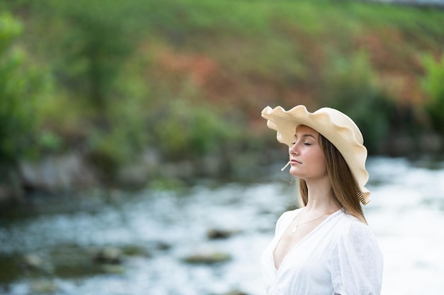 Portrait de jeune femme respirant profondément dans la nature