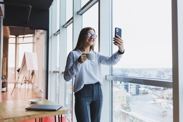 Portrait d'une jeune femme réussie résolvant des problèmes commerciaux lors d'une conversation téléphonique assis dans un café moderne L'intérieur mignon profite de son temps libre dans le café