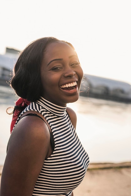 Photo portrait d'une jeune femme en riant