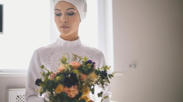 Portrait De Jeune Femme En Robe De Mariée Islamique Traditionnelle Tenant Le Bouquet De Fleurs