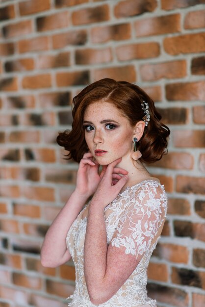 Portrait d'une jeune femme en robe de mariée