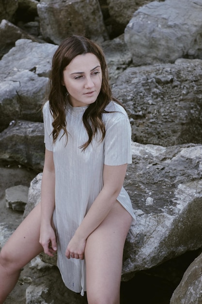 Portrait d'une jeune femme sur un rocher