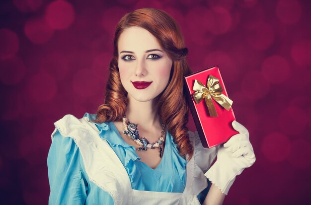 Portrait d'une jeune femme rousse déguisée en Alice au pays des merveilles, jeu vidéo.