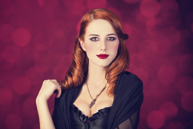 Portrait d'une jeune femme rousse habillée en sorcière