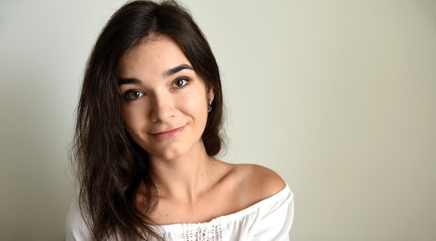 Portrait de jeune femme russe aux cheveux longs