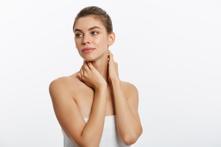 Photo portrait d'une jeune femme sans chemise sur un fond blanc.