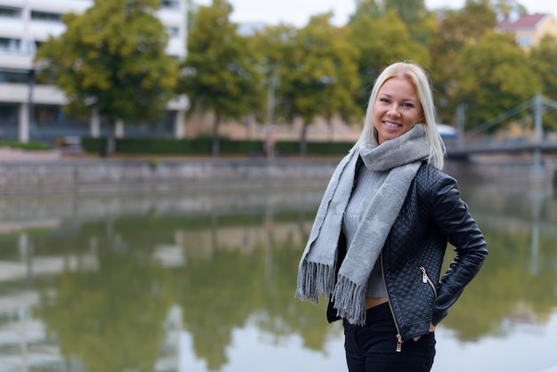 Portrait de jeune femme scandinave blonde belle détente au bord de la rivière