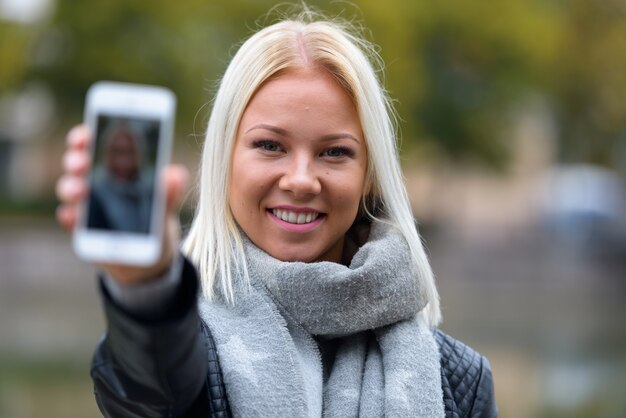 Portrait de jeune femme scandinave blonde belle détente au bord de la rivière