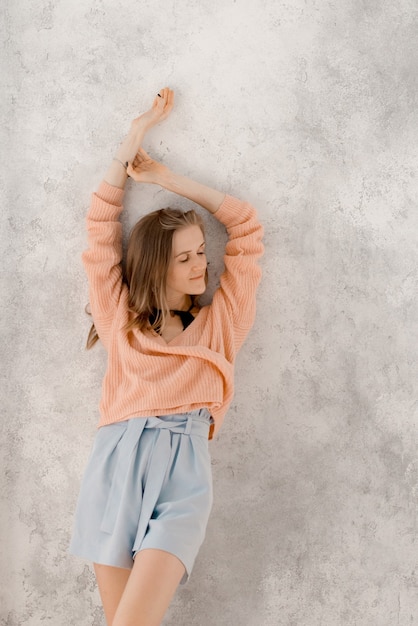 Portrait d'une jeune femme se détendre à la maison