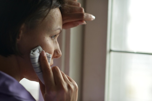 Photo portrait de jeune femme se sent malade à la maison