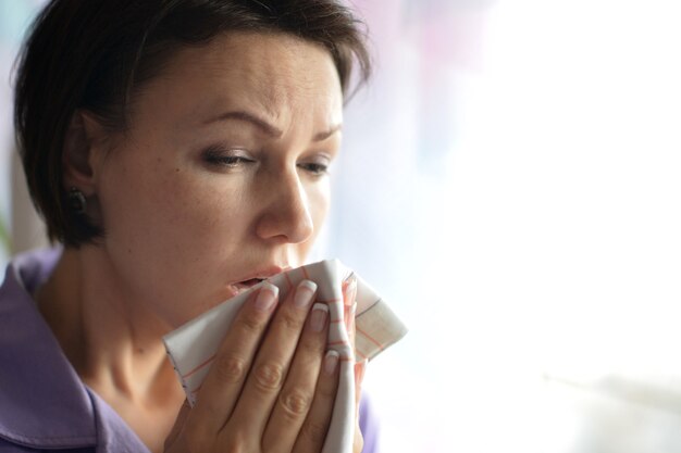 Portrait de jeune femme se sent malade à la maison