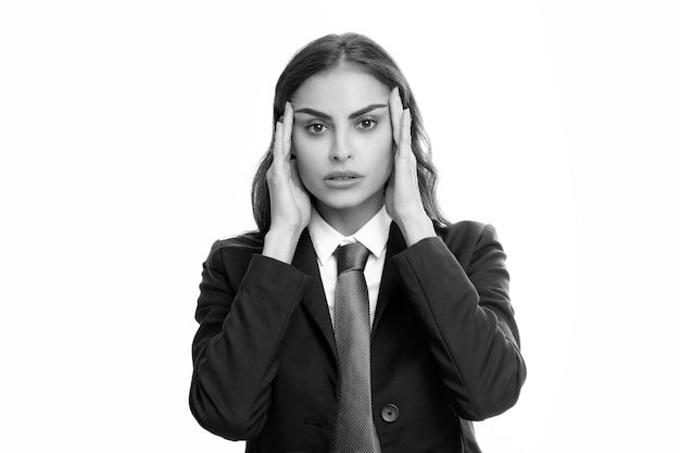 Portrait d'une jeune femme se sentant stressée ou souffrant de maux de tête Épuisée, fatiguée, désespérée et stressée à cause de la douleur et de la migraine