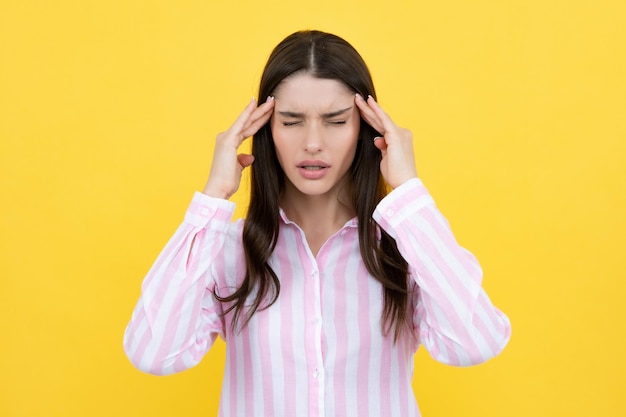 Portrait d'une jeune femme se sentant stressée ou souffrant de maux de tête Épuisée fille fatiguée désespérée et stressée parce que la douleur et la migraine