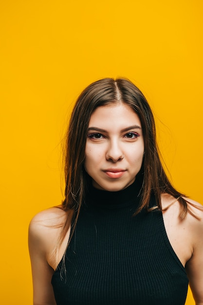 Photo portrait de jeune femme séduisante aux cheveux bruns