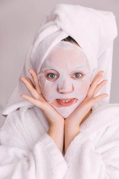 Portrait d'une jeune femme séduisante dans un peignoir blanc