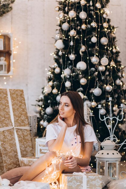 portrait d'une jeune femme séduisante sur l'emplacement du nouvel an Bonne année 2023