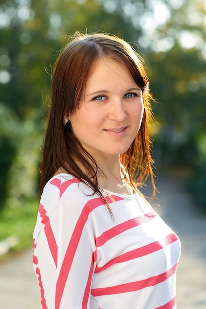 Photo portrait d'une jeune femme séduisante à l'extérieur