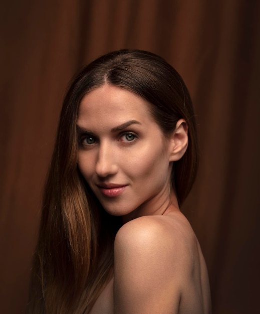 portrait d'une jeune femme séduisante sur fond sombre