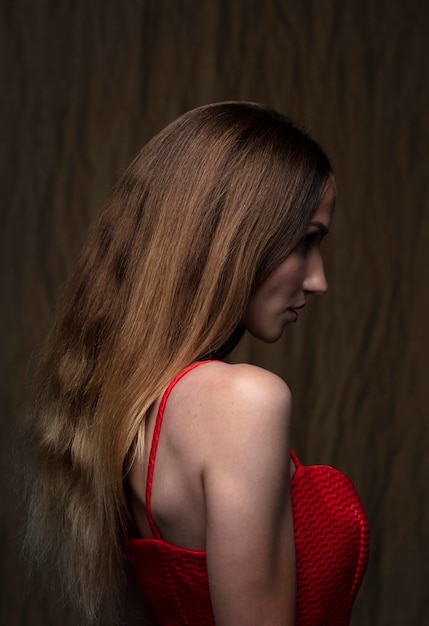 portrait d'une jeune femme séduisante sur fond sombre