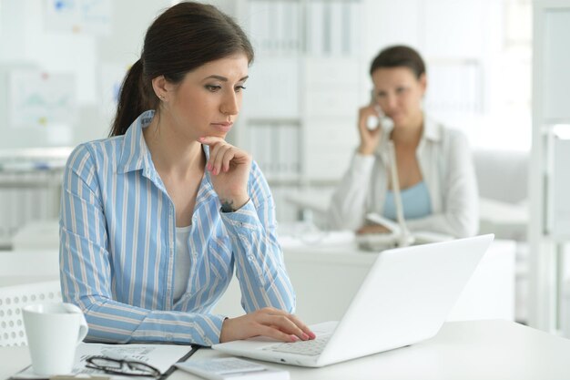 Portrait d'une jeune femme séduisante travaillant