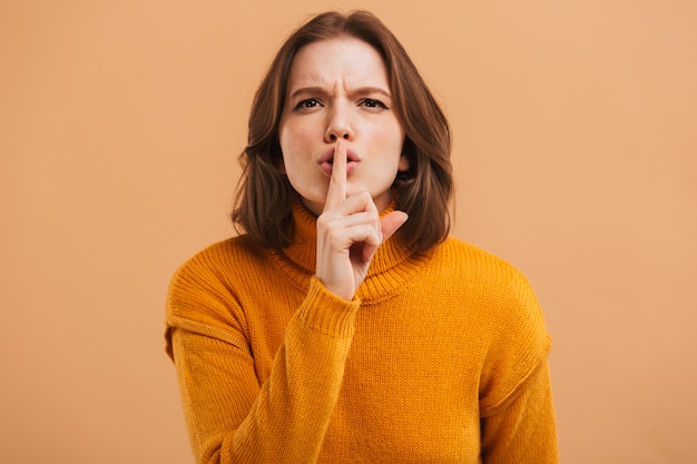 Portrait d'une jeune femme sérieuse en pull