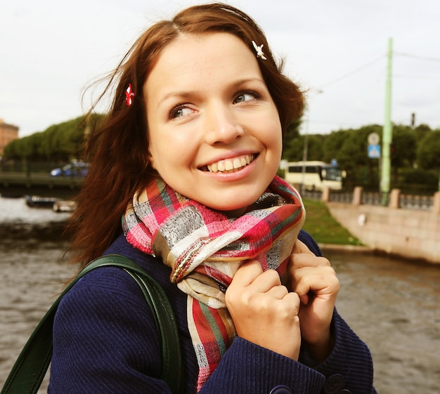 Portrait d'une jeune femme solitaire en plein air sur le pont