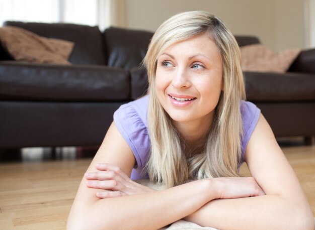 Portrait d&#39;une jeune femme souriante allongé sur le sol