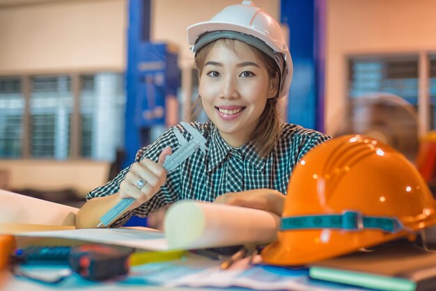 Photo portrait d'une jeune femme souriante assise sur une table